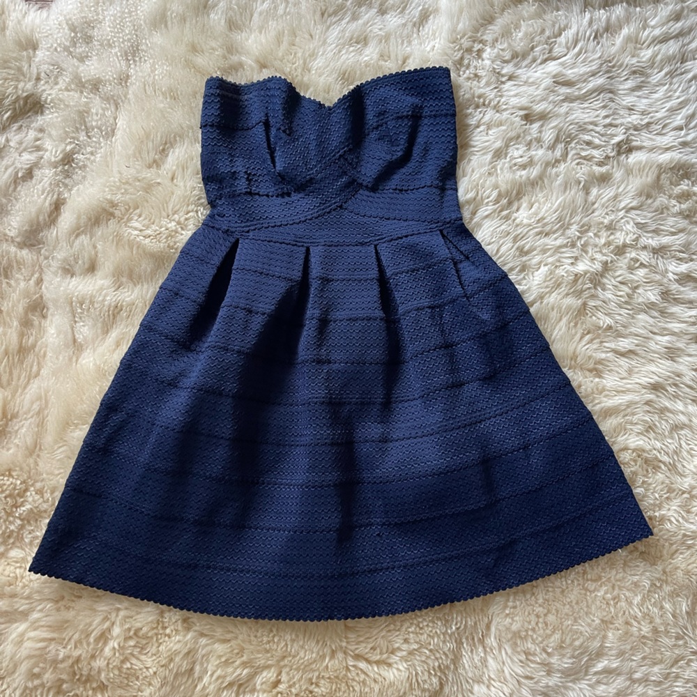 Beautiful SANS SOUCI scalloped mini dress